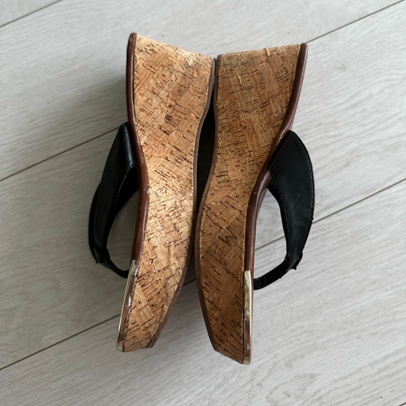 DV Dolce Vita Gold Trim Thong Wedge Sandals Black Size 6 - Picture 8 of 8